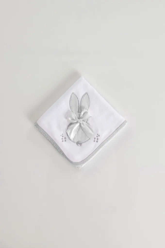 Fralda bordada com coelho