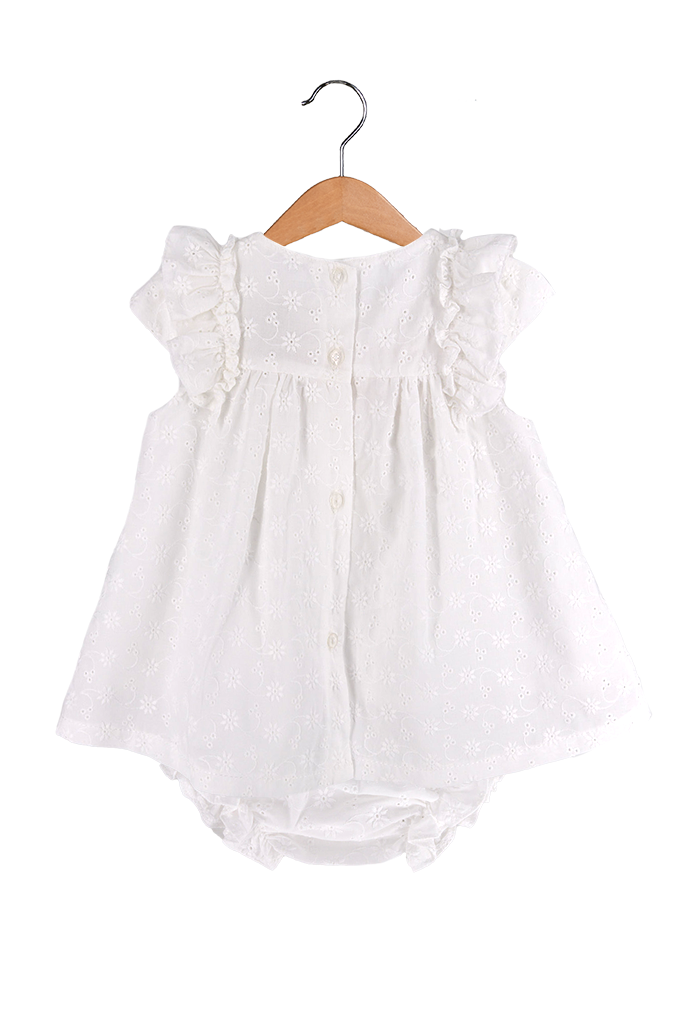 Vestido bordado com tapa-fraldas