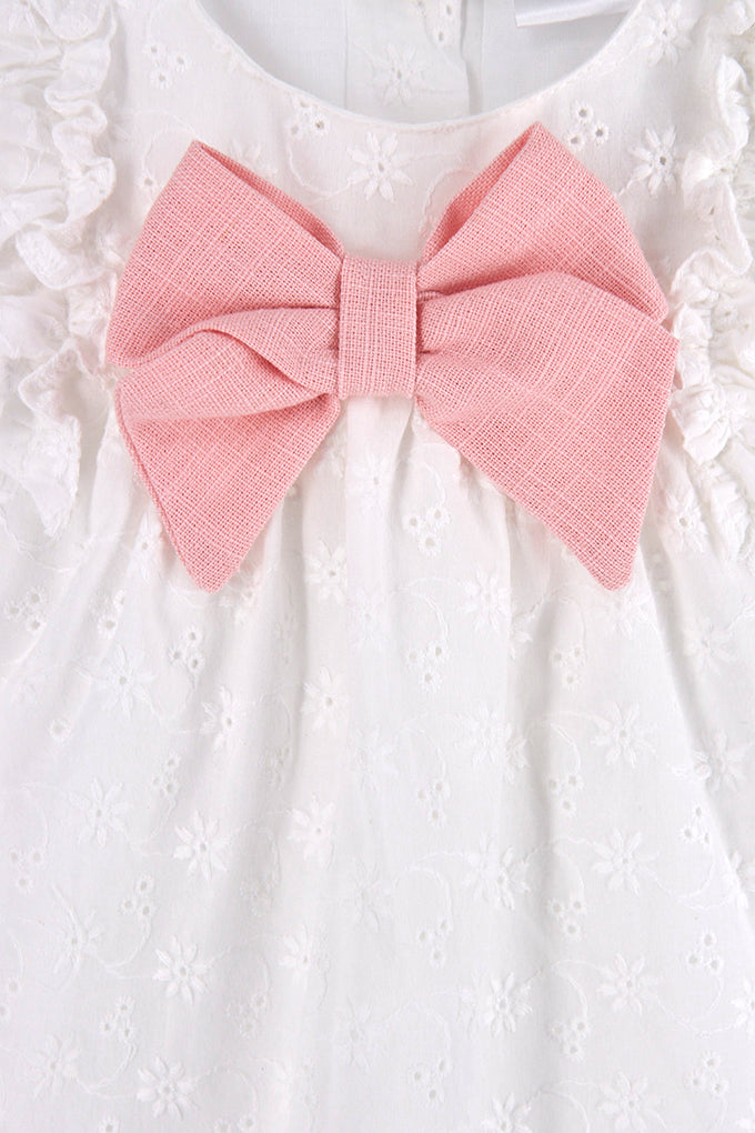 Vestido bordado com tapa-fraldas