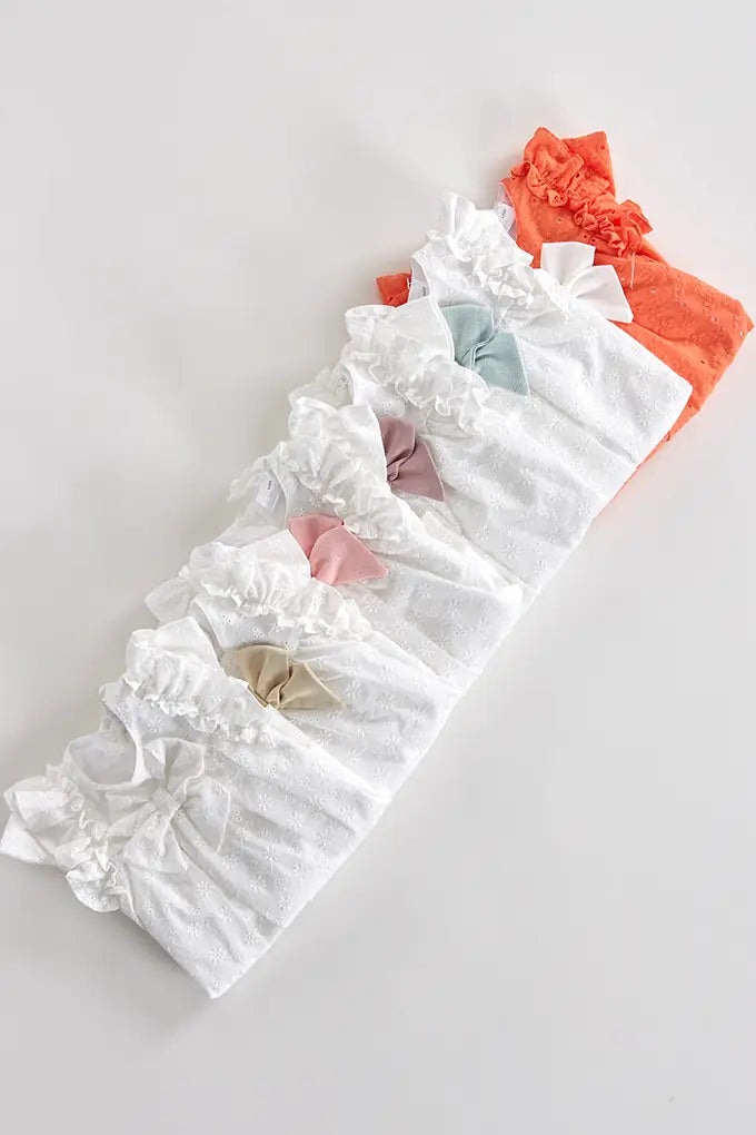 Vestido bordado com tapa-fraldas